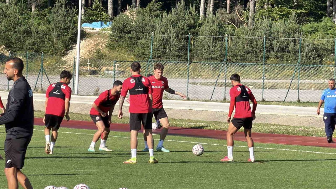 YENİ SEZON HAZIRLIKLARININ ÜÇÜNCÜ ETAP KAMP PROGRAMINI DÜZCE’NİN KAYNAŞLI İLÇESİNDE BULUNAN TOPUK...