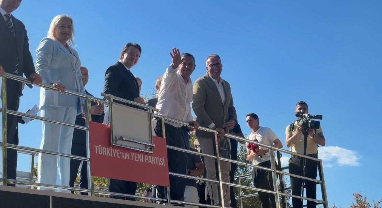 BİR DİZİ PROGRAMLAR İÇİN KIRKLARELİ'NE GELEN YENİ PARTİ GENEL BAŞKANI ÖZGÜR ÖZEL, ESNAF İLE BİR...