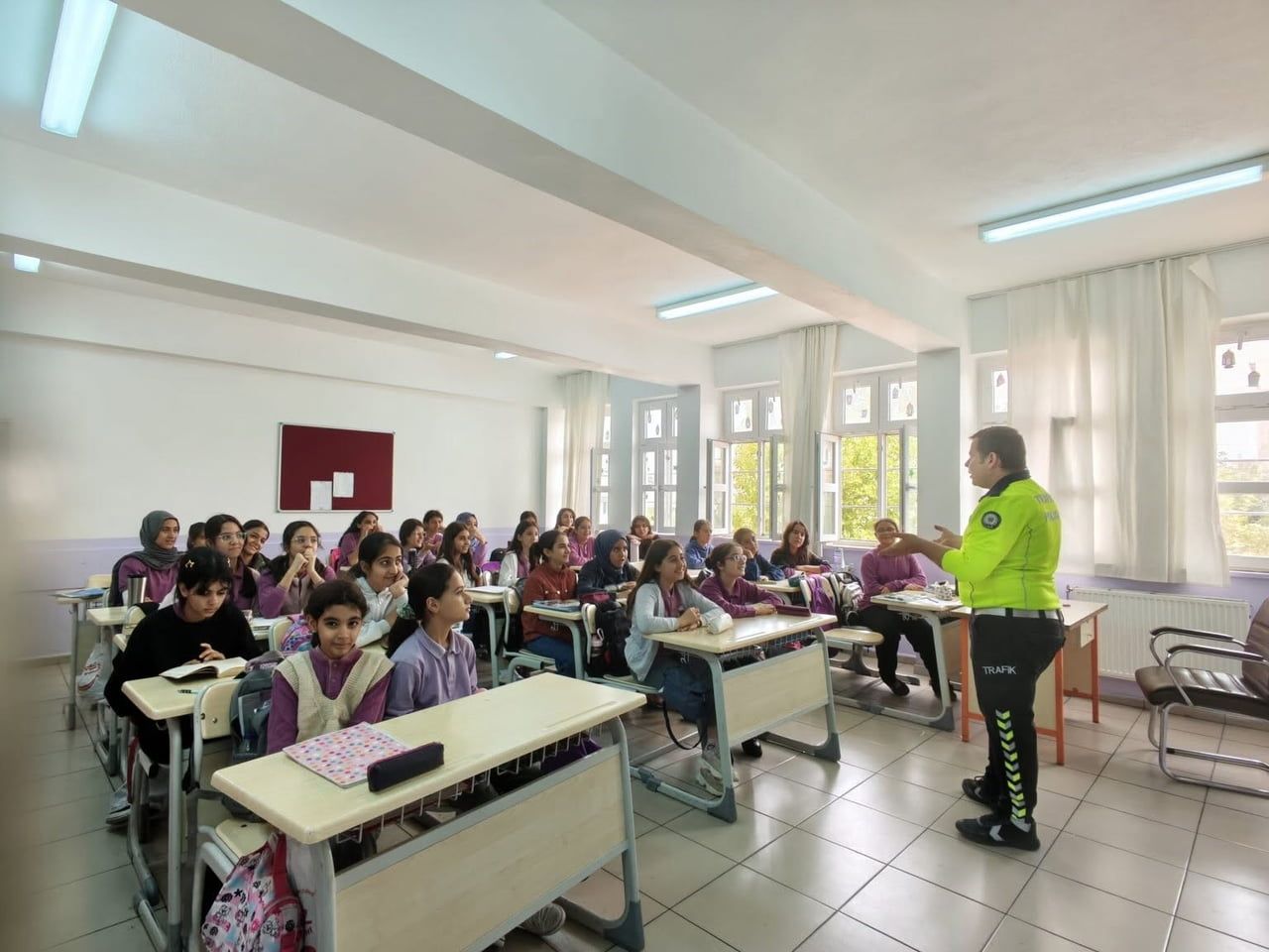 KAHTA'DA ÖĞRENCİLERE TRAFİK GÜVENLİĞİ EĞİTİMİ VERİLDİ