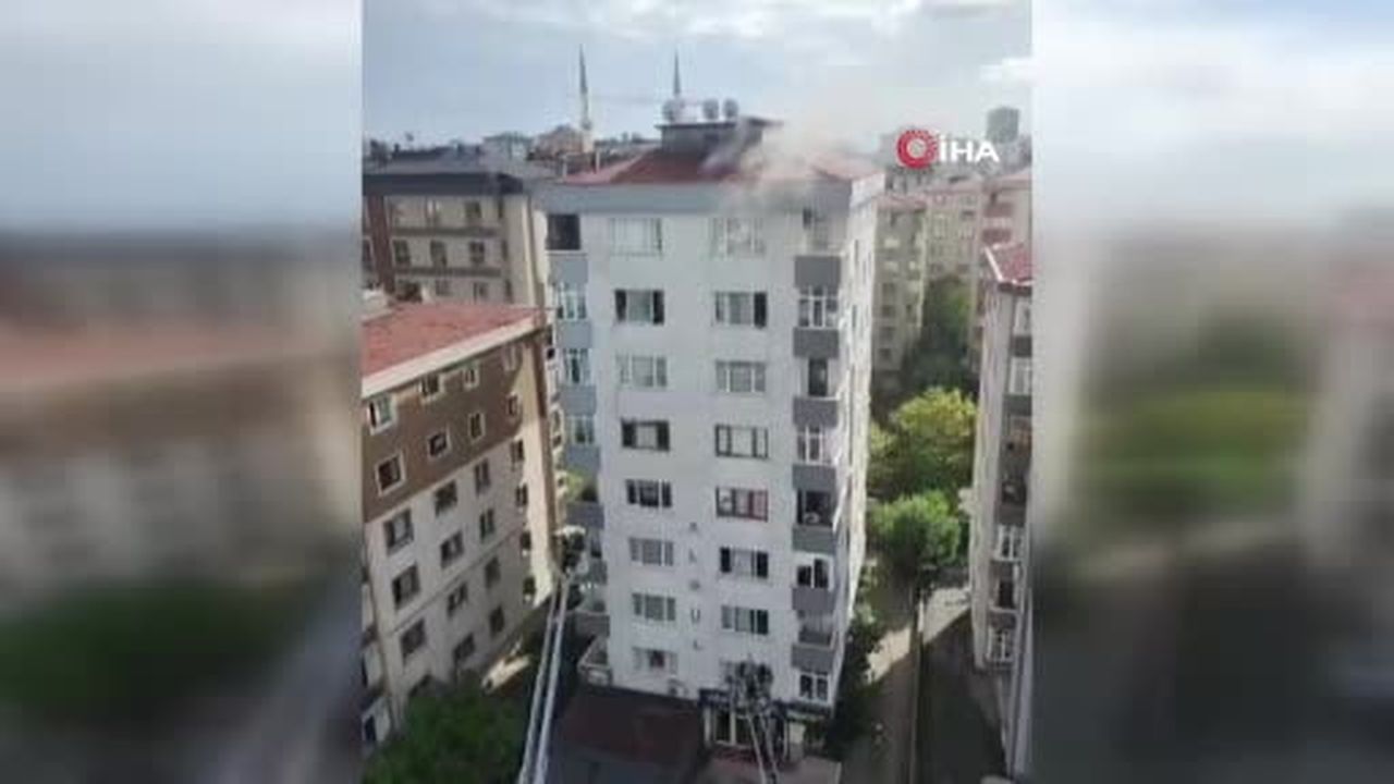 Kadıköy’de 8 katlı binada yangın: 5 kişi hastaneye kaldırıldı