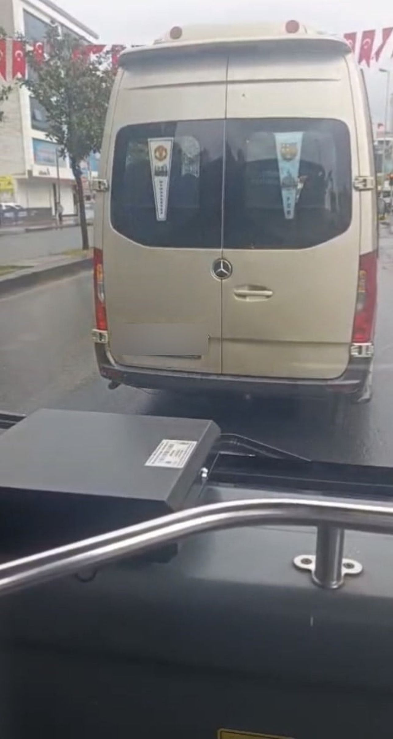 ESENYURT'TA BİR DOLMUŞ SÜRÜCÜSÜ, İETT OTOBÜSÜNÜN ÖNÜNÜ KESEREK İLERLEMESİNE ENGEL OLMAYA ÇALIŞTI....