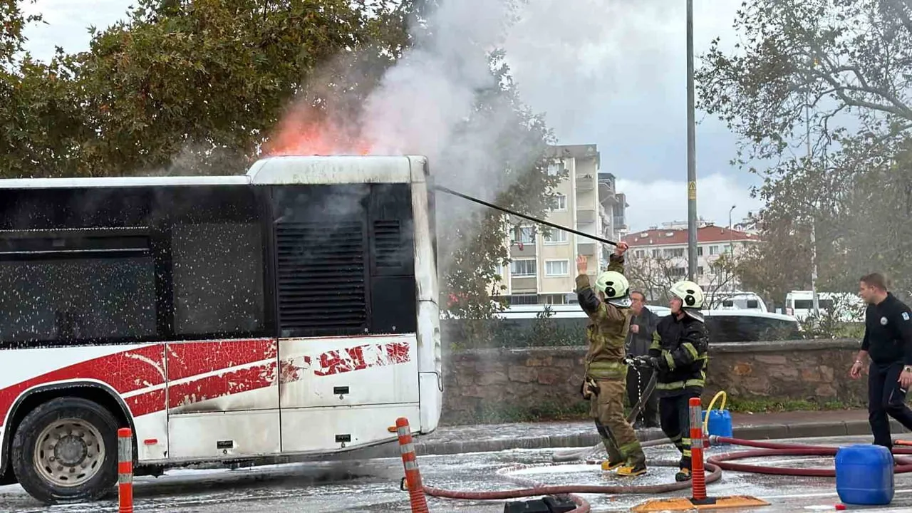 ÇANAKKALE’DE ÖZEL HALK OTOBÜSÜNDE ÇIKAN YANGIN KONTROL ALTINA ALINIRKEN OTOBÜS KULLANILMAZ HALE...