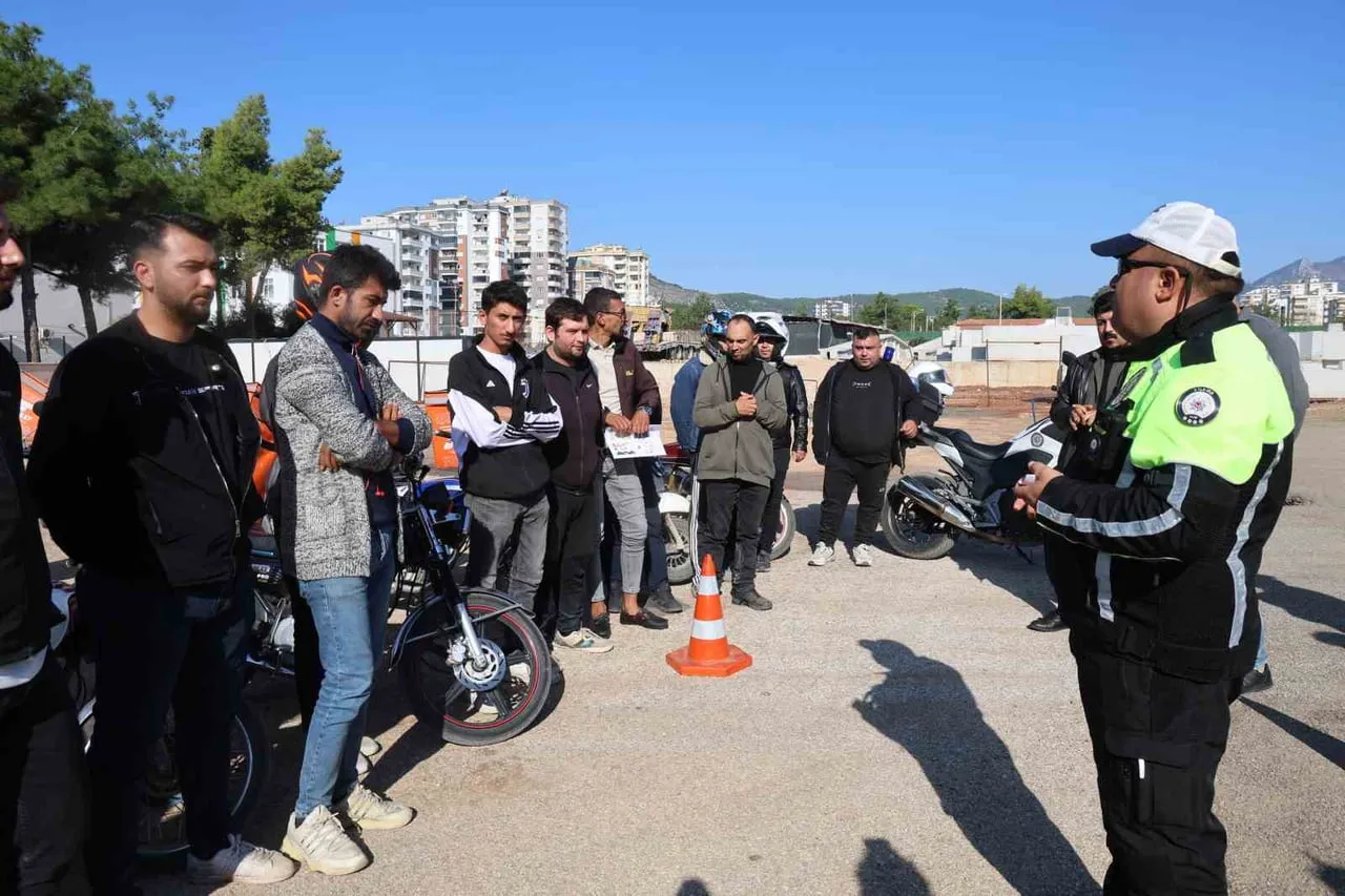 ADANA’NIN KOZAN İLÇESİNDE MOTOSİKLET KAZALARININ ÖNÜNE GEÇMEK AMACIYLA MOTOKURYELERE YÖNELİK...
