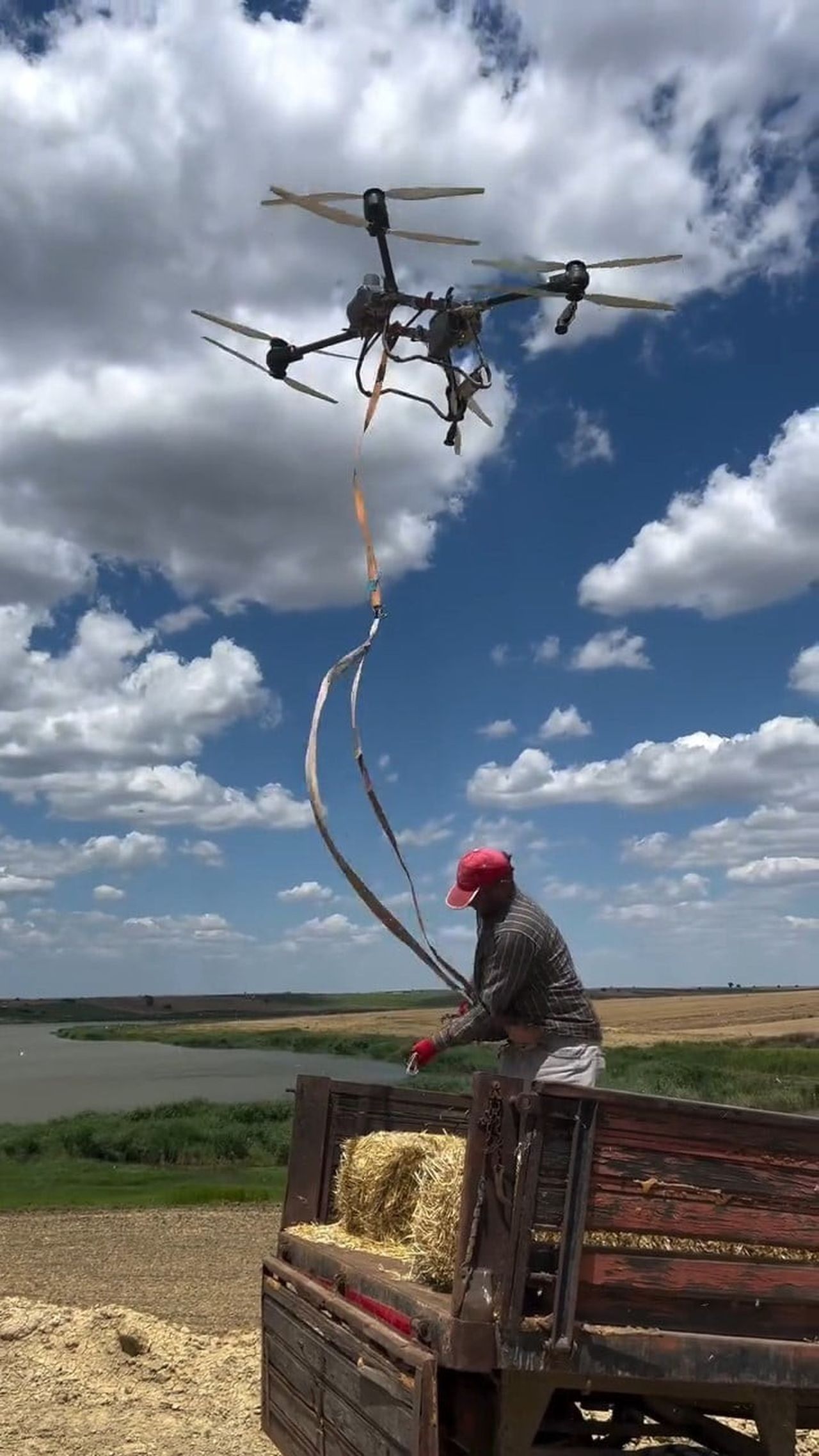 EDİRNE'DE BİR ÇİFTÇİ, TARLA ÇALIŞMALARINDA KULLANDIĞI DRONU BU KEZ FARKLI BİR AMAÇ İÇİN KULLANARAK...