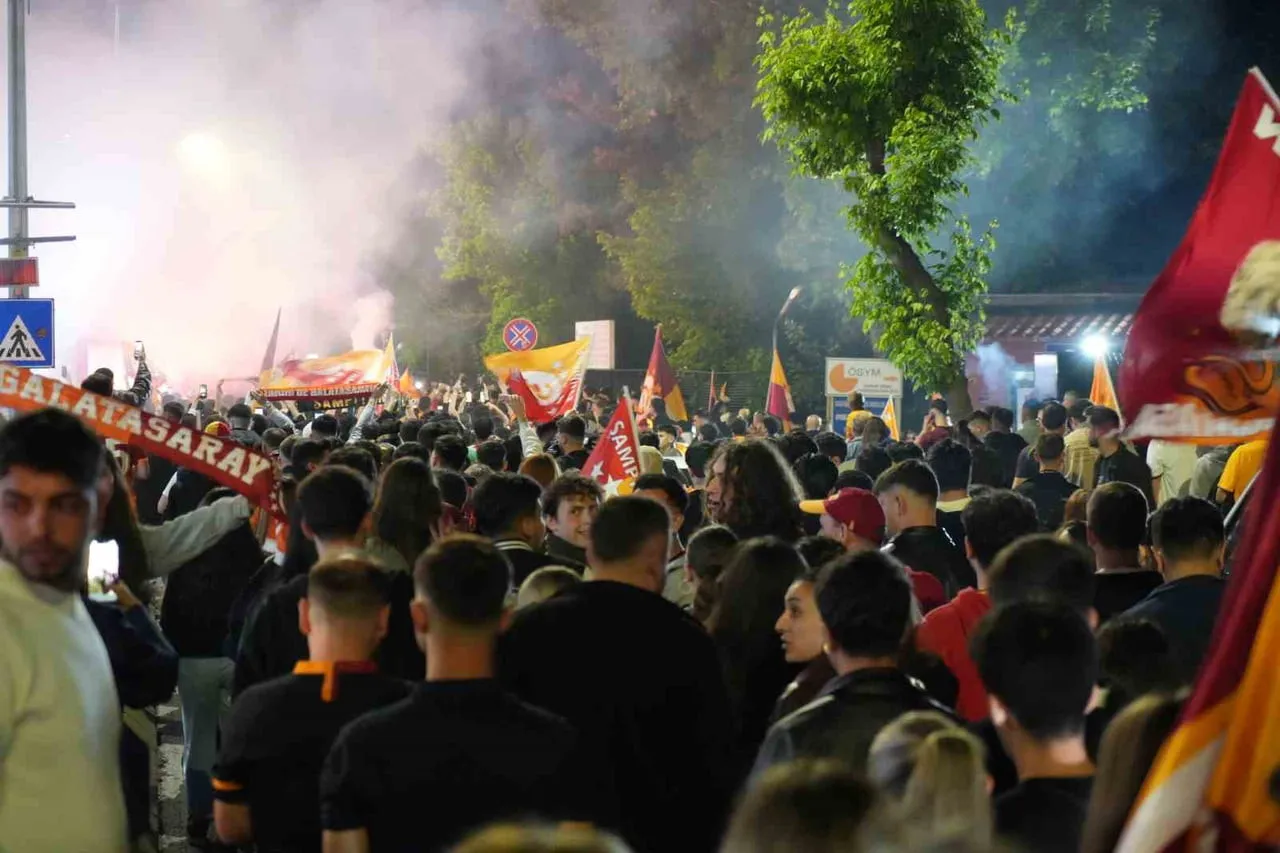 EDİRNE’DE GALATASARAYLI TARAFTARLARDAN MEŞALELİ ŞAMPİYONLUK KUTLAMASI