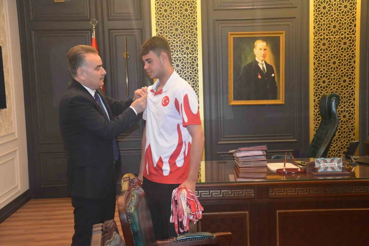 EDREMİT KAYMAKAMI AHMET ODABAŞ, İLÇENİN GURURU OLAN AVRUPA ŞAMPİYONU VE TÜRKİYE İKİNCİSİ UNVANLI...