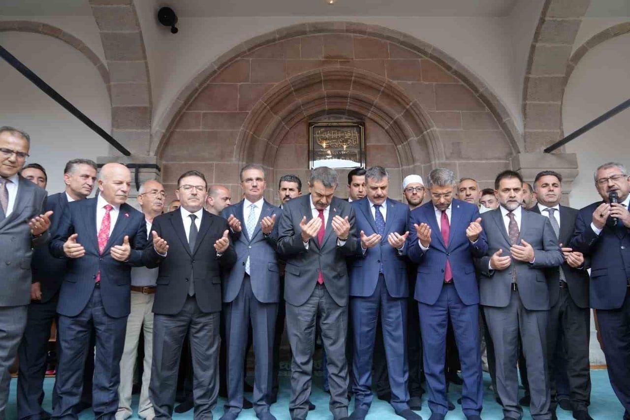 TARİHİ FETİH CAMİİ, MİLLİ EĞİTİM BAKANI YUSUF TEKİN VE İÇİŞLERİ BAKANI MUSTAFA ÇİFTÇİ'NİN...