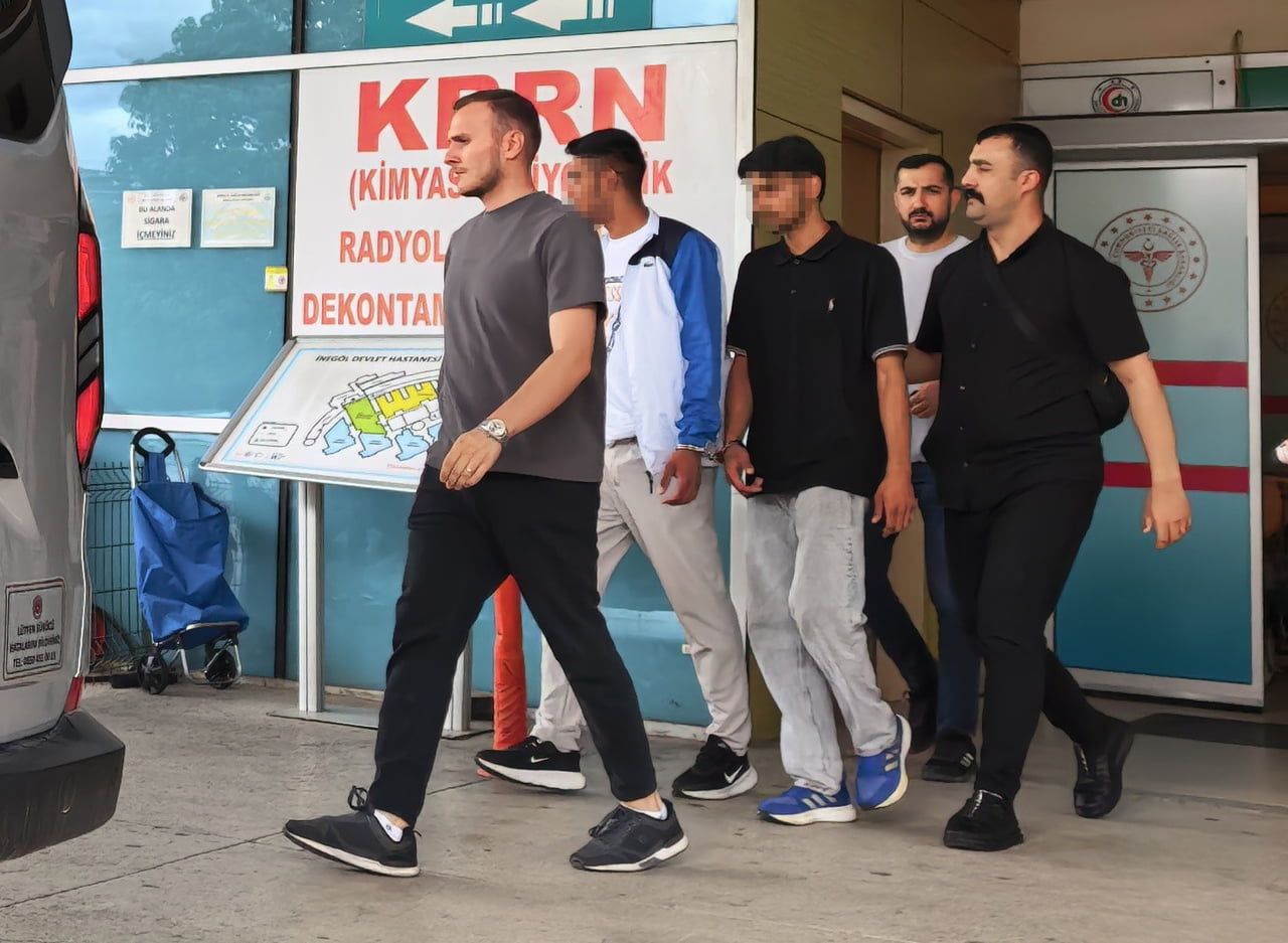 TEKME VE TOKATLARLA DARP ETTİKLERİ GENCİN KOLYESİNİ ÇALDILAR