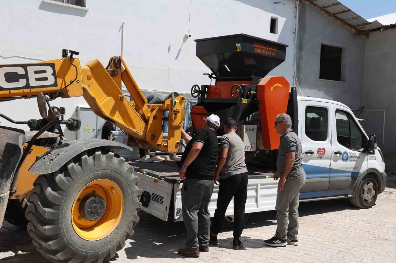 ÇOMAKLI MAHALLESİ'NDE HAYVANCILIKLA UĞRAŞAN ÜRETİCİLERİN KULLANIMINA SUNULMAK ÜZERE YEM EZME...