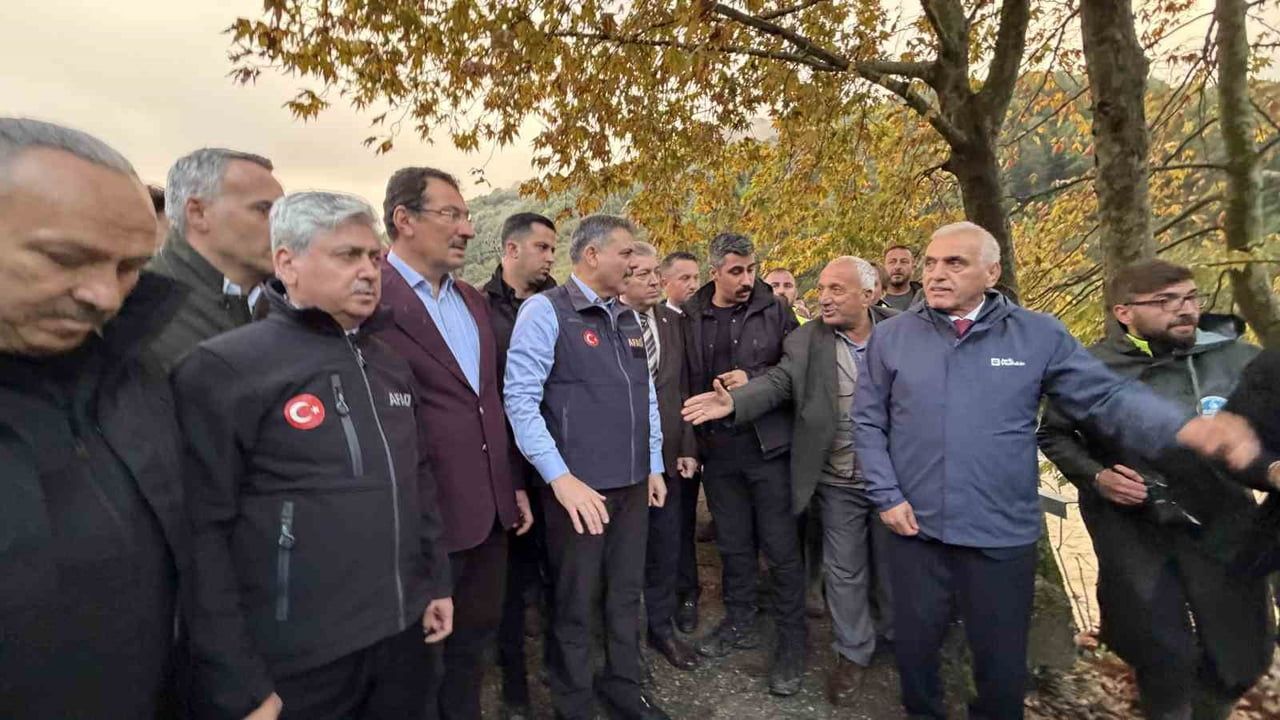 İÇİŞLERİ BAKANI MUSTAFA ÇİFTÇİ, SAKARYA'DA KUVVETLİ YAĞIŞLARDAN ETKİLENEN KARAPÜRÇEK İLÇESİNDEKİ...