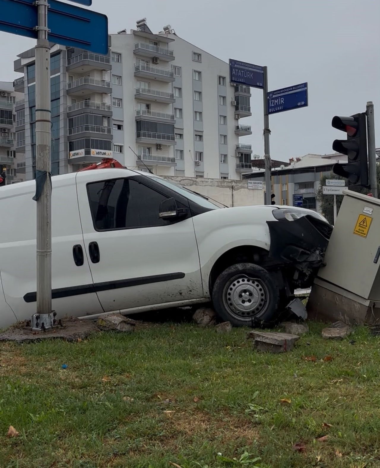 AYDIN’IN EFELER İLÇESİNDE YAĞIŞ NEDENİYLE KAYGANLAŞAN YOLDA KONTROLDEN ÇIKAN OTOMOBİL, ORTA REFÜJE...