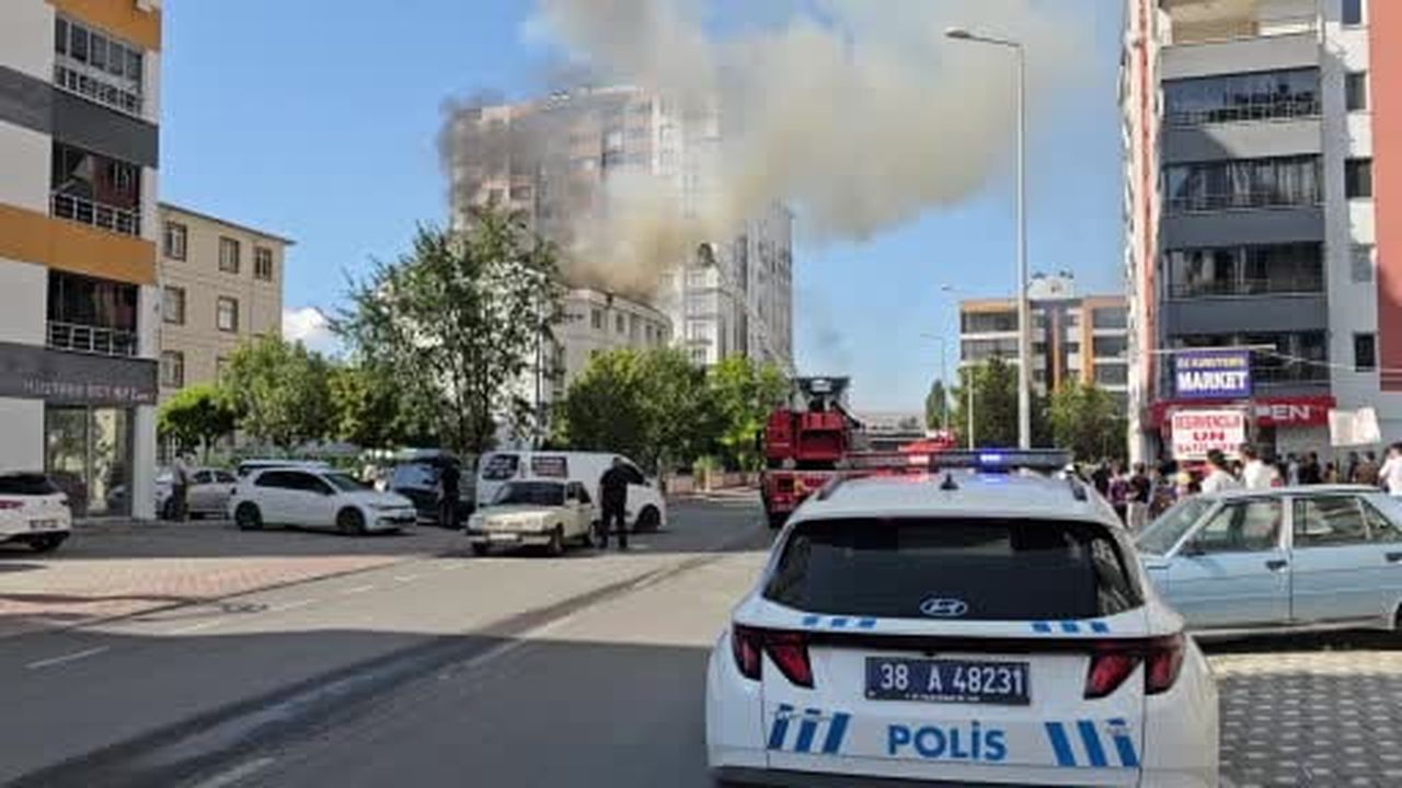 Öğrenci yurdunun çatısında korkutan yangın