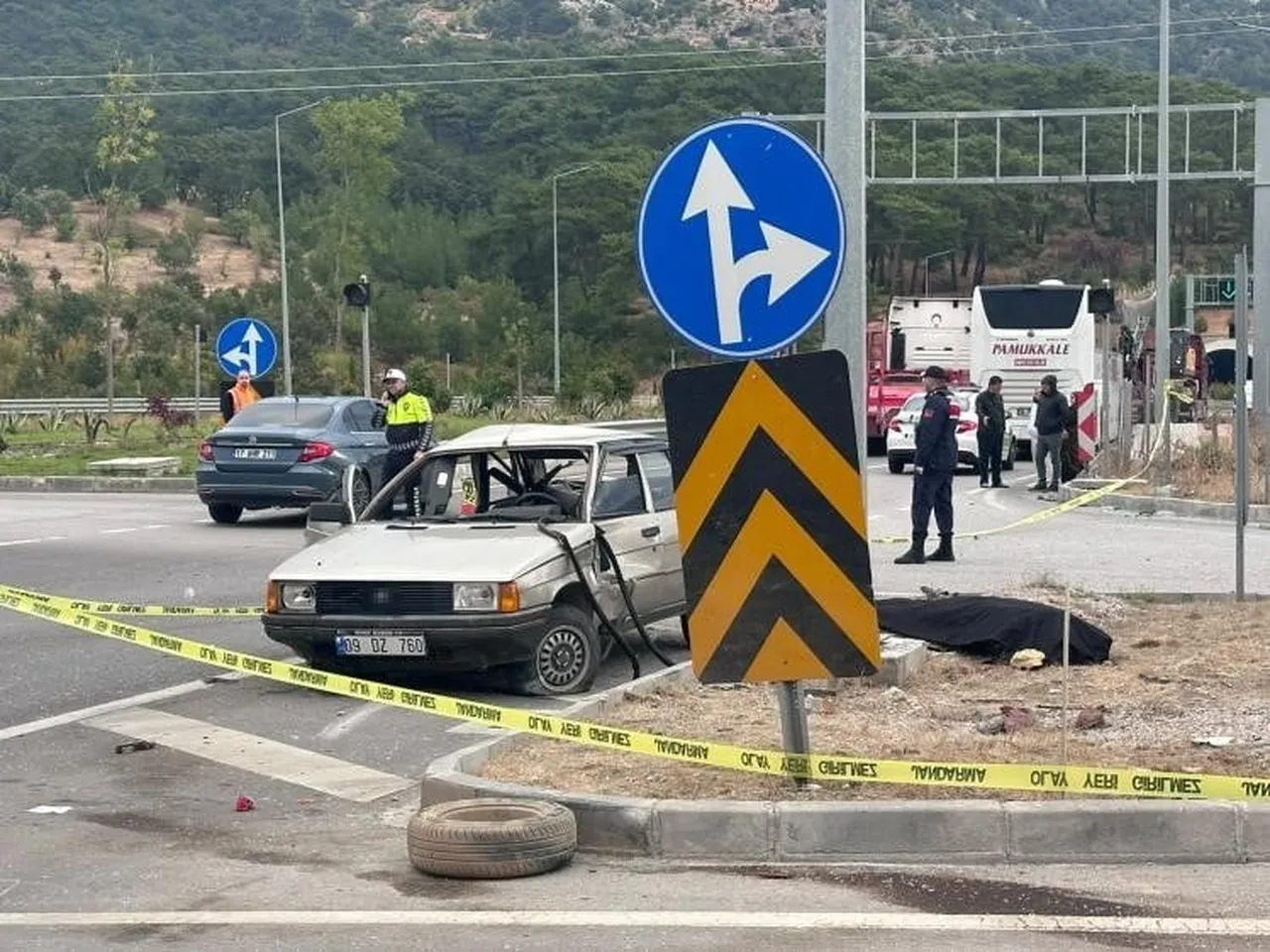 ÇANAKKALE’NİN AYVACIK İLÇESİNİN TROYA TÜNELİ GİRİŞİNDEKİ KAVŞAKTA MEYDANA GELEN KAZADA YOLCU...