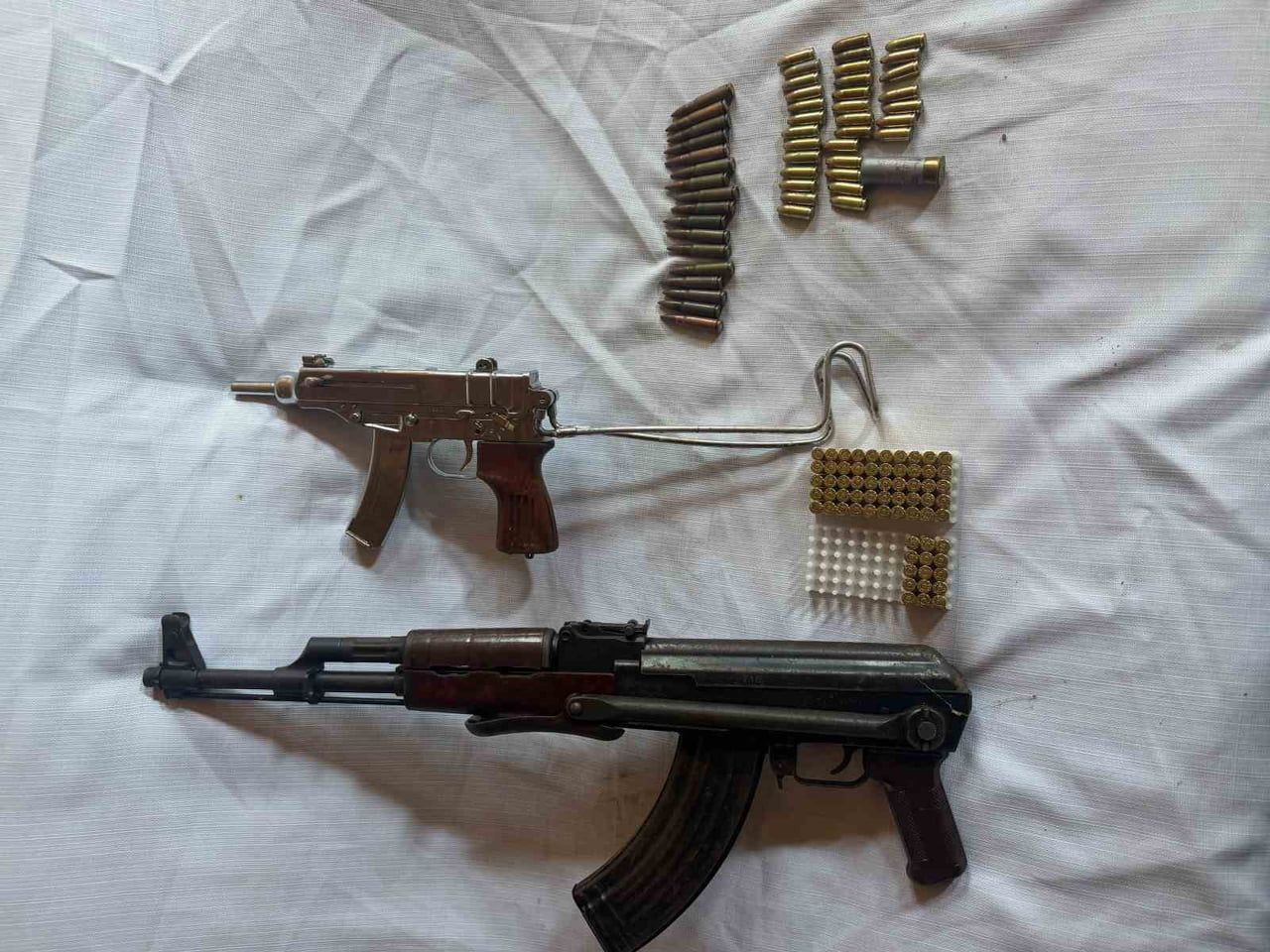 YAPILAN ARAMADA 1 AK-47 MARKA UZUN NAMLULU SİLAH, 1 UZİ MARKA OTOMATİK TABANCA VE ÇOK SAYIDA FİŞEK...