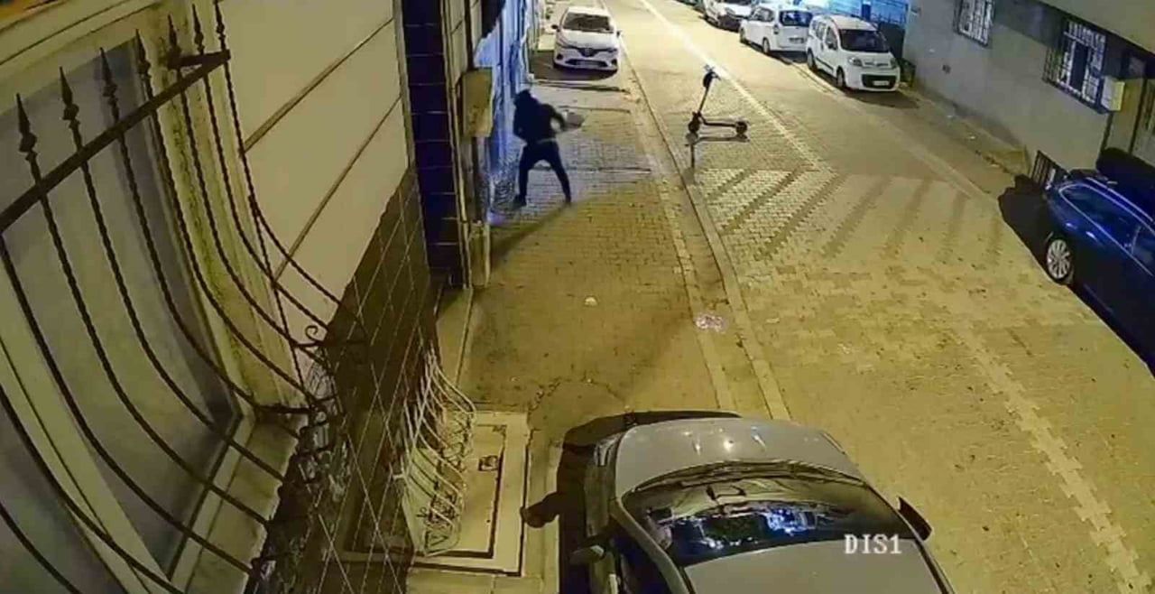 SCOOTER İLE GELEN ADAM CAMLARI KIRARAK BİNANIN KAPISINI ATEŞE VERDİ