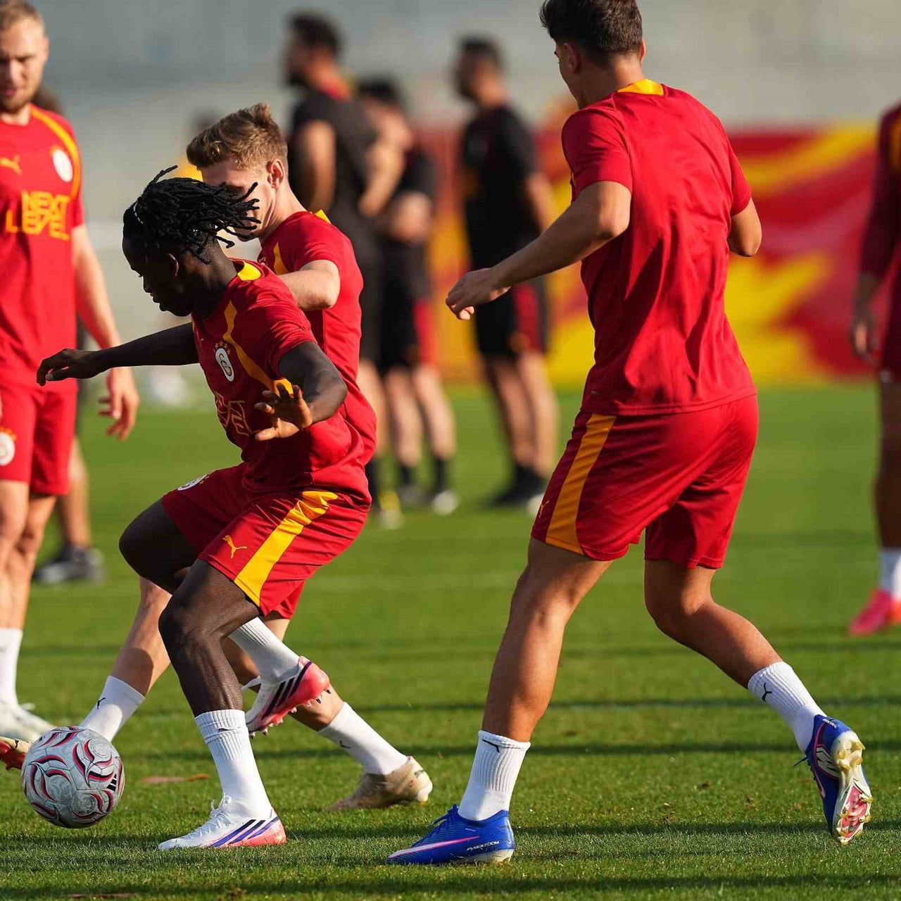 GALATASARAY, YENİ SEZON HAZIRLIKLARINI BUGÜN YAPTIĞI ANTRENMANLA SÜRDÜRDÜ.