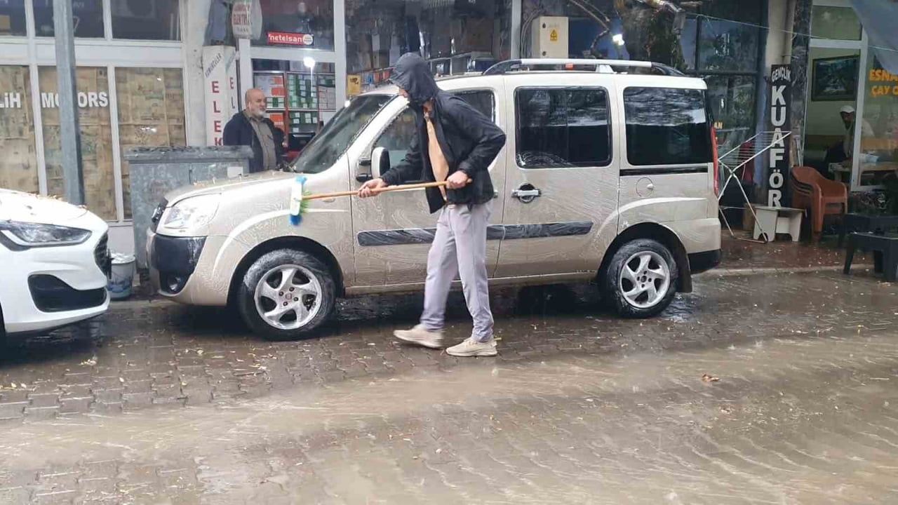 ELAZIĞ'IN PALU İLÇESİNDE SAĞANAK YAĞIŞI FIRSATA ÇEVİREN BİR ŞAHIS, ARACINI KÖPÜKLEYEREK...