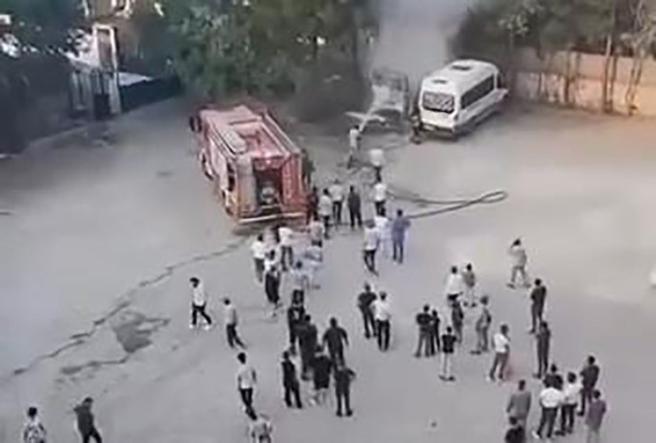 DİYARBAKIR’IN SİLVAN İLÇESİNDE PARK HALİNDEYKEN ANİDEN ALEV ALAN BİR MİNİBÜS, İTFAİYE EKİPLERİNİN...