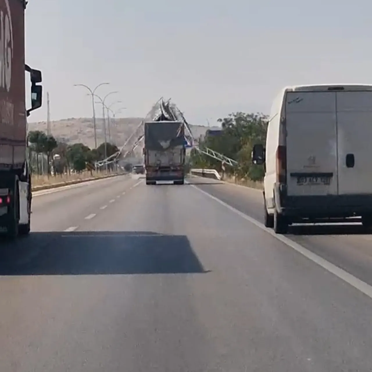 AFYONKARAHİSAR'DA DAMPERİNİ AÇIK UNUTTUĞU KAMYONLA İLERLEYEN SÜRÜCÜNÜN YAKLAŞIK 6 METRE...