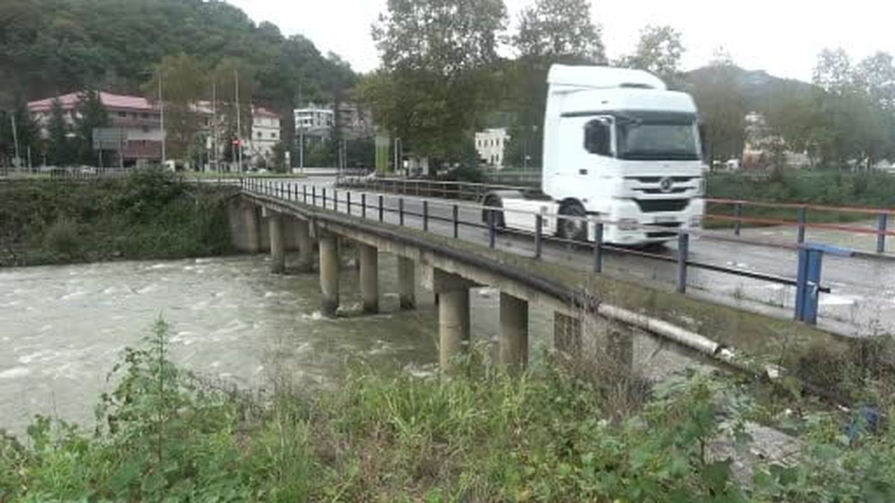 40 yıllık köprüde korkutan görüntü: Betonlar döküldü, demirler sarktı
