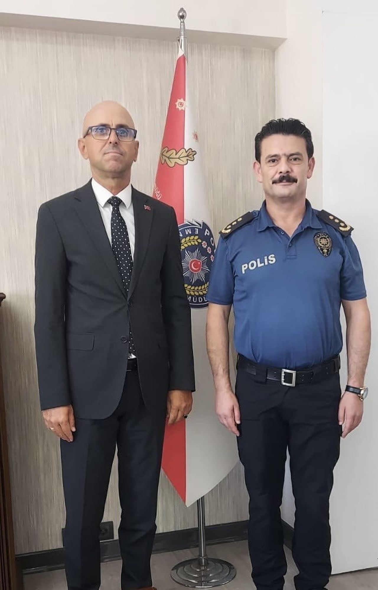 TARSUS EMNİYET MÜDÜRÜ BAYRAM BARIŞ ALTINDAL (SOLDA) GÖREVE BAŞLADI.