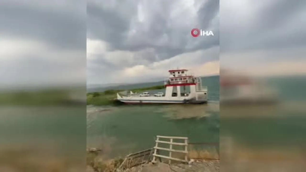 Fırtına feribotun iskeleye yanaşmasına izin vermedi