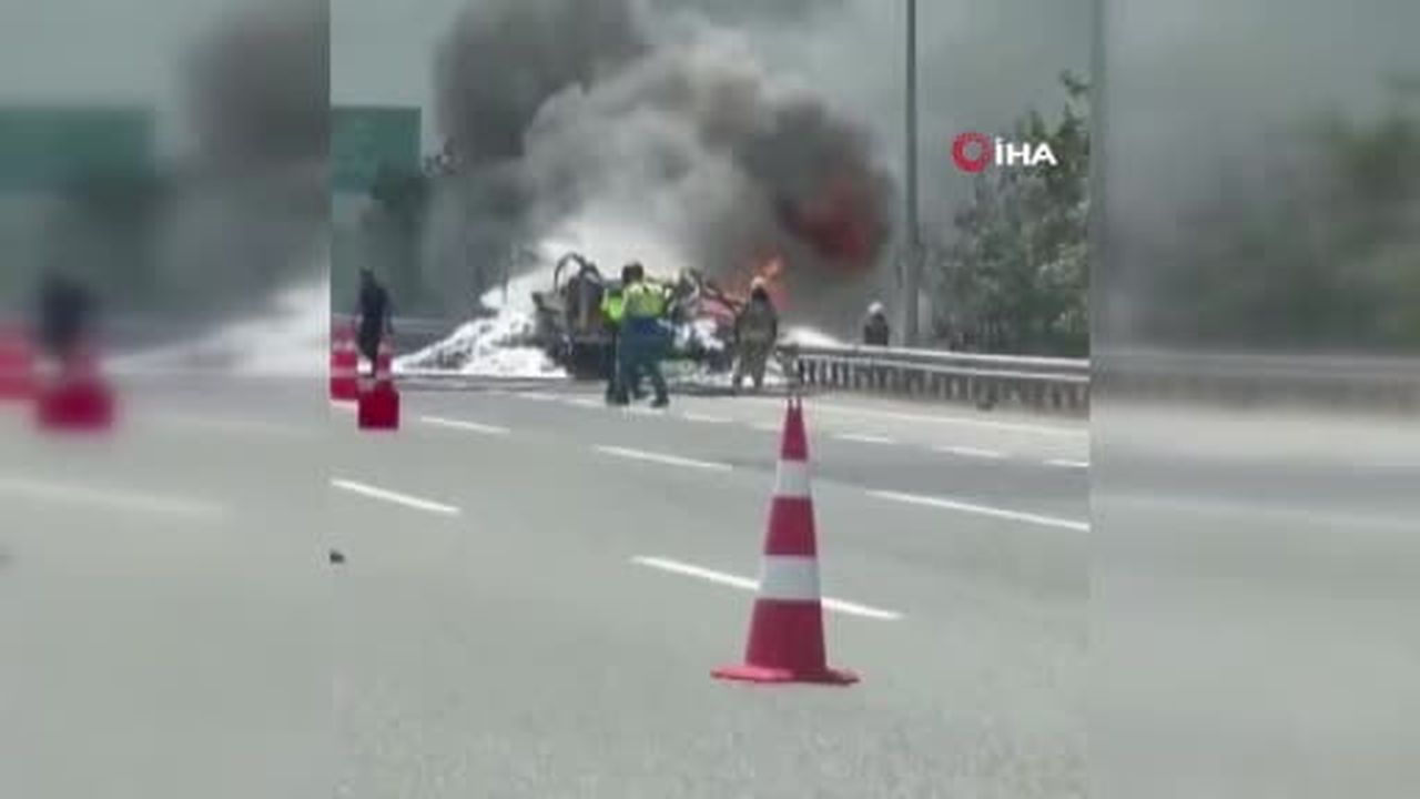 Kuzey Marmara otoyolu Çatalca nakkaş mevkiinde bir tırda bilinmeyen bir nedenle yangın çıktı