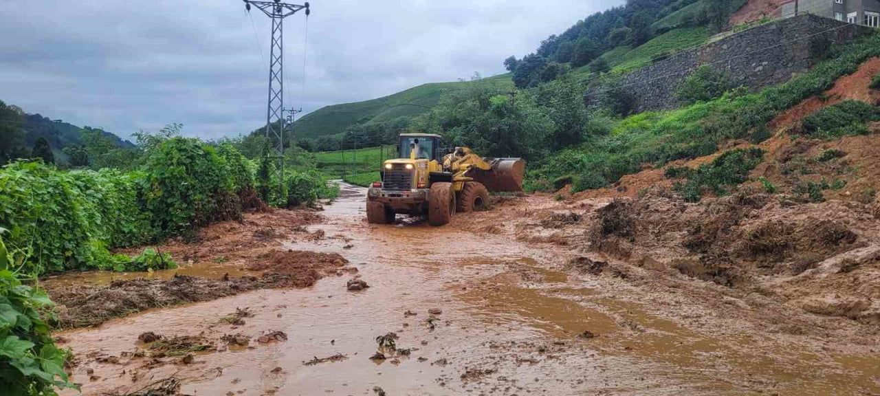 TRABZON BÜYÜKŞEHİR BELEDİYESİ EKİPLERİ, DÜN AKŞAM ETKİLİ OLAN SAĞANAK YAĞIŞIN ARDINDAN OLUŞAN...