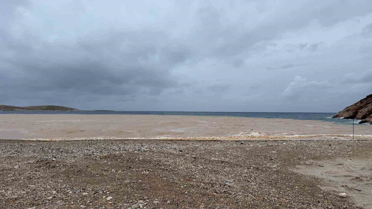 MUĞLA’NIN DATÇA İLÇESİNDE ETKİLİ OLAN KUVVETLİ SAĞANAK YAĞIŞIN ARDINDAN DERELERDEN DENİZE TAŞINAN...