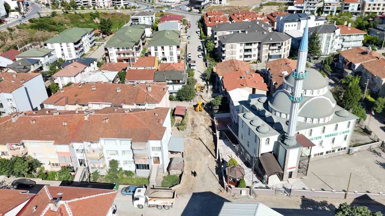 SAKARYA'NIN ERENLER İLÇESİNDE YER ALAN 15 SOKAKTA ASFALTLAMA ÖNCESİ ZEMİN HAZIRLIK ÇALIŞMALARINA...