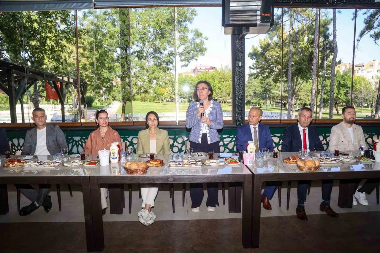 UŞAK BELEDİYE BAŞKAN VEKİLİ HATİCE TEREKECİ ÖZKAN, ZABITA HAFTASI DOLAYISIYLA DÜZENLENEN PROGRAMDA...