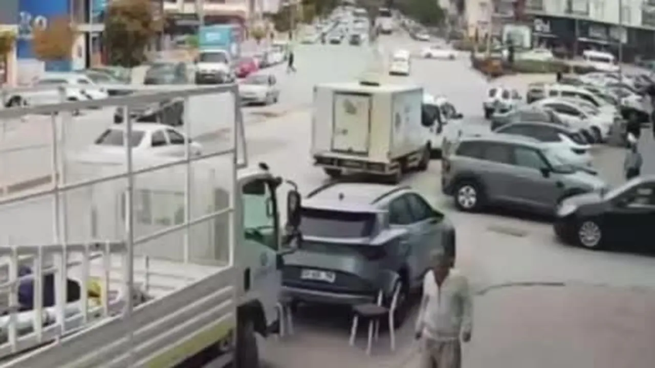 Kırşehir'de ters yönden giden motosikletin otomobile çarptığı anlar kamerada