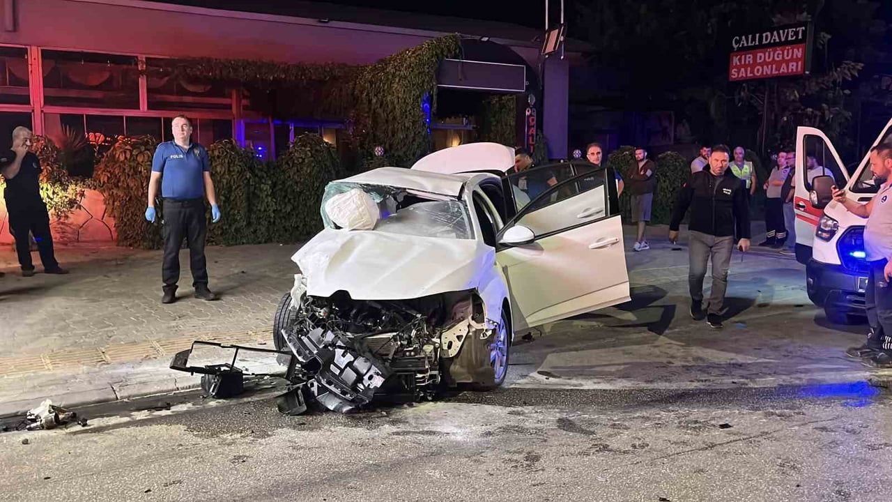 BURSA’DA KAVŞAKTAN ARA YOLA GİRMEK İSTEYEN OTOMOBİLE KARŞI YOLDAN HIZLA GELEN JİP ÇARPTI....