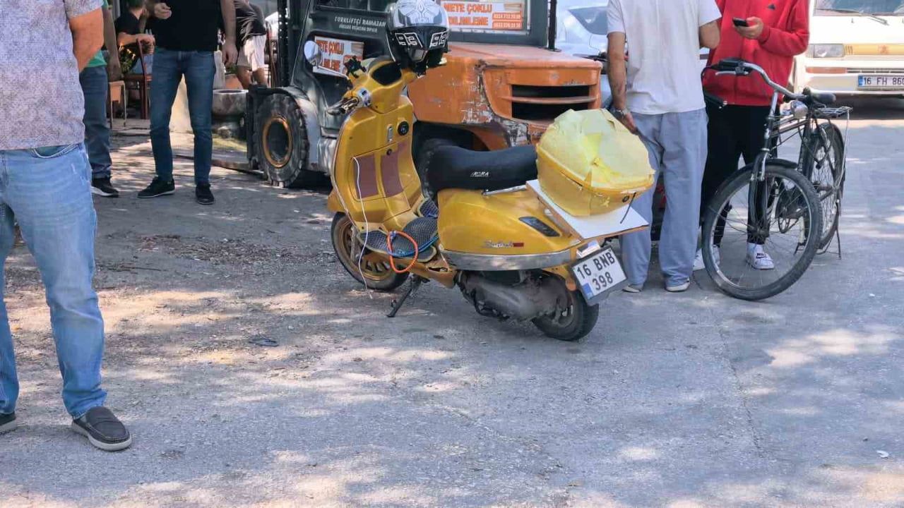 İNEGÖL İLÇESİNDE İKİ OTOMOBİL İLE ÇARPIŞAN MOTOSİKLETİN SÜRÜCÜSÜ YARALANDI.