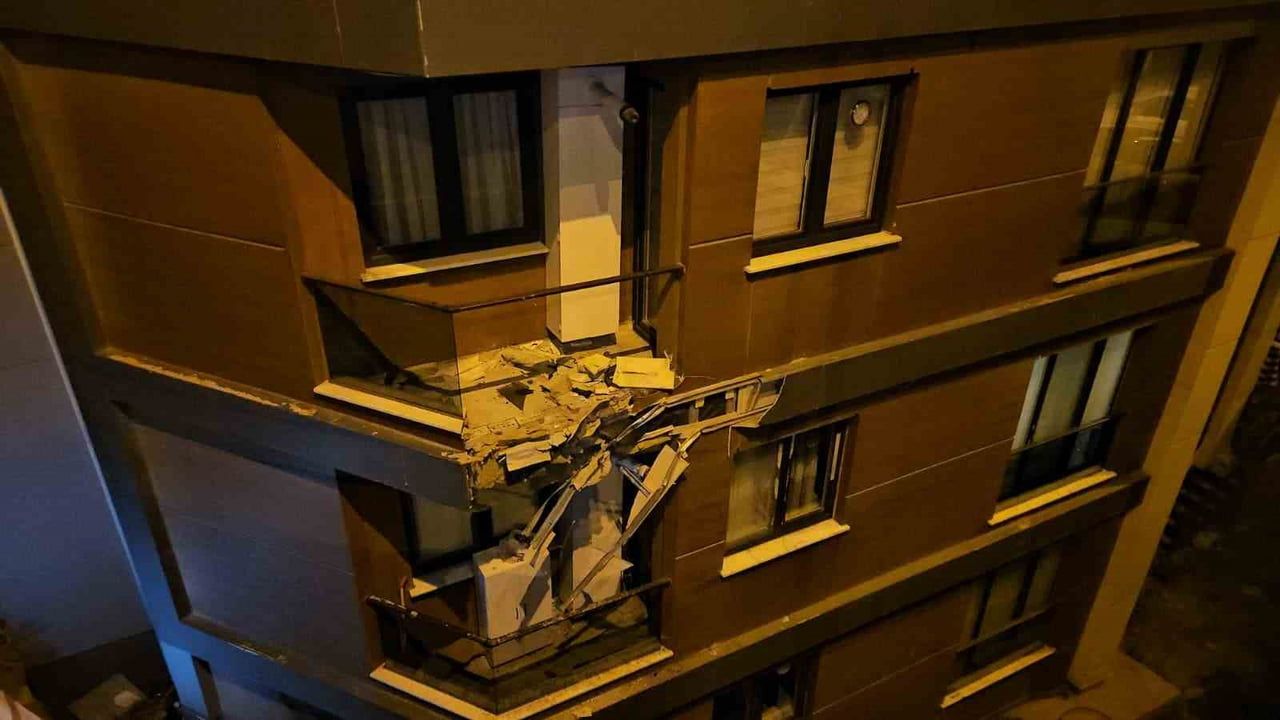 EYÜPSULTAN'DA ALKOLLÜ SÜRÜCÜ BİNAYA ÇARPTI BAHÇEYE UÇTU: 2 YARALI