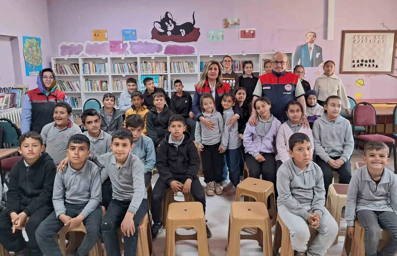 EĞİRDİR İLÇE TARIM VE ORMAN MÜDÜRLÜĞÜNCE SORKUNCAK İLK VE ORTAOKULU'NDA DÜZENLENEN EĞİTİM...