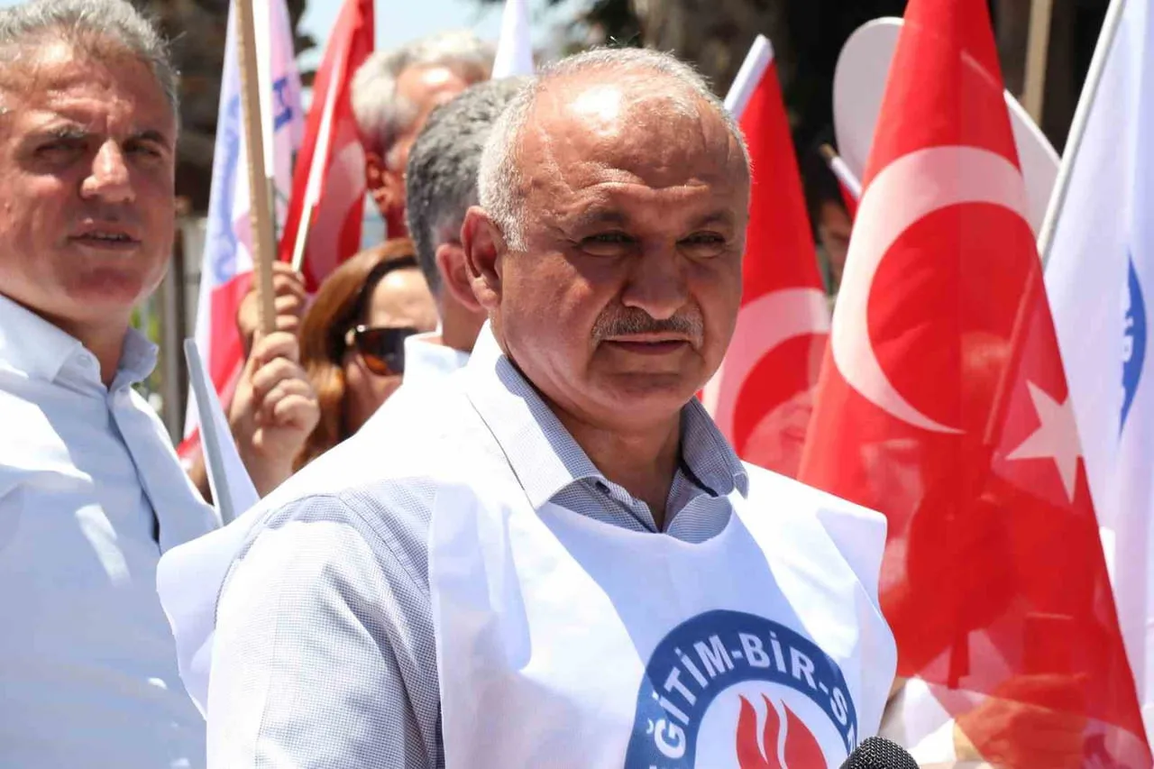 EĞİTİM-BİR-SEN ANTALYA ŞUBE BAŞKANI EYÜP BÜLENT MİRAN, ÖĞRETMENLERE ZORUNLU TUTULAN "ÖĞRENCİ...