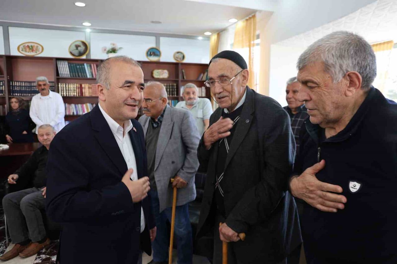 ELAZIĞ VALİSİ NUMAN HATİPOĞLU, BAYRAMIN İLK GÜNÜNDE HUZUREVİ SAKİNLERİYLE BİR ARAYA GELEREK...