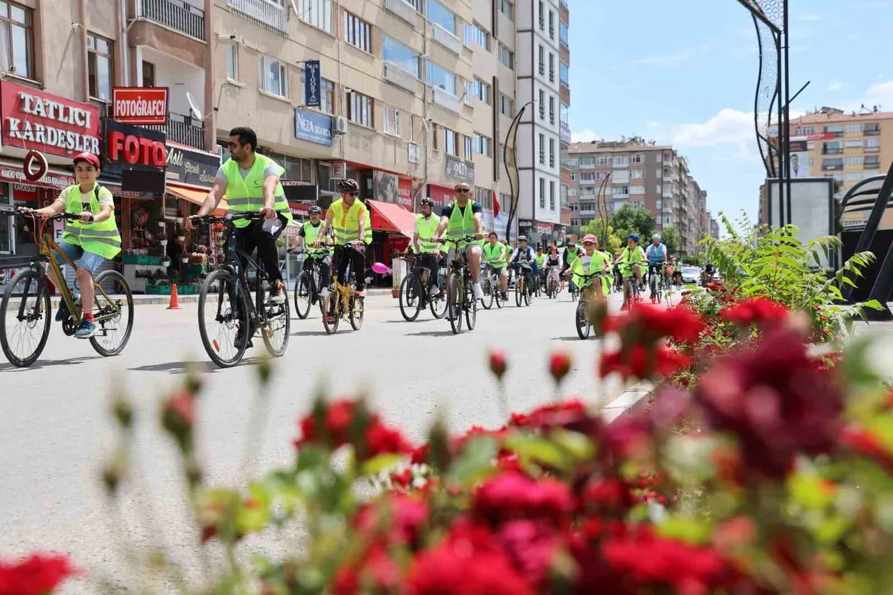 ELAZIĞ YEŞİLAY ELAZIĞ ŞUBESİ TARAFINDAN, BAĞIMLILIKLA MÜCADELE ÇERÇEVESİNDE BİSİKLET SÜRÜŞÜ...
