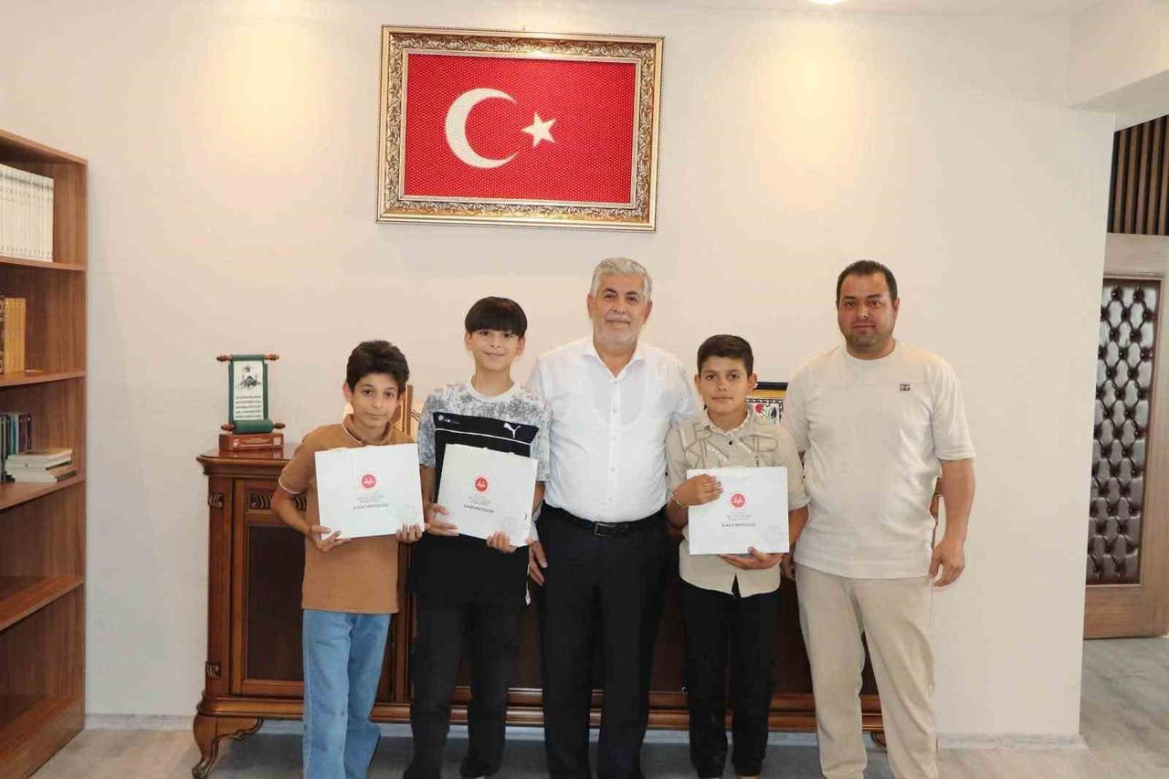 ELAZIĞ'DA KAPALI BİR BÜFENİN DOLABINDAN ALDIKLARI SUYUN ÜCRETİNİ GÜVENLİK KAMERASINA GÖSTEREREK...