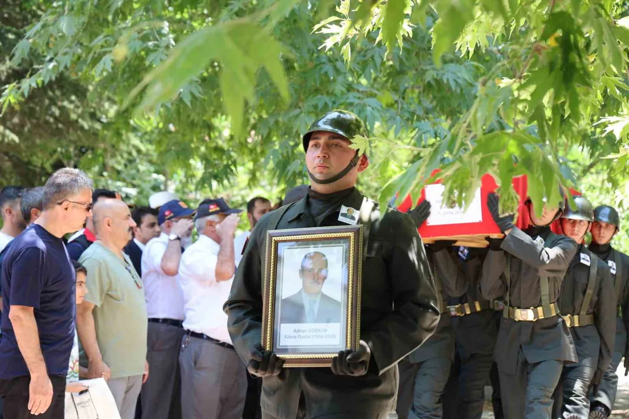 ELAZIĞ'DA YAŞLILIĞA BAĞLI RAHATSIZLIKLARI NEDENİYLE HAYATINI KAYBEDEN KIBRIS GAZİSİ ADNAN COŞKUN...