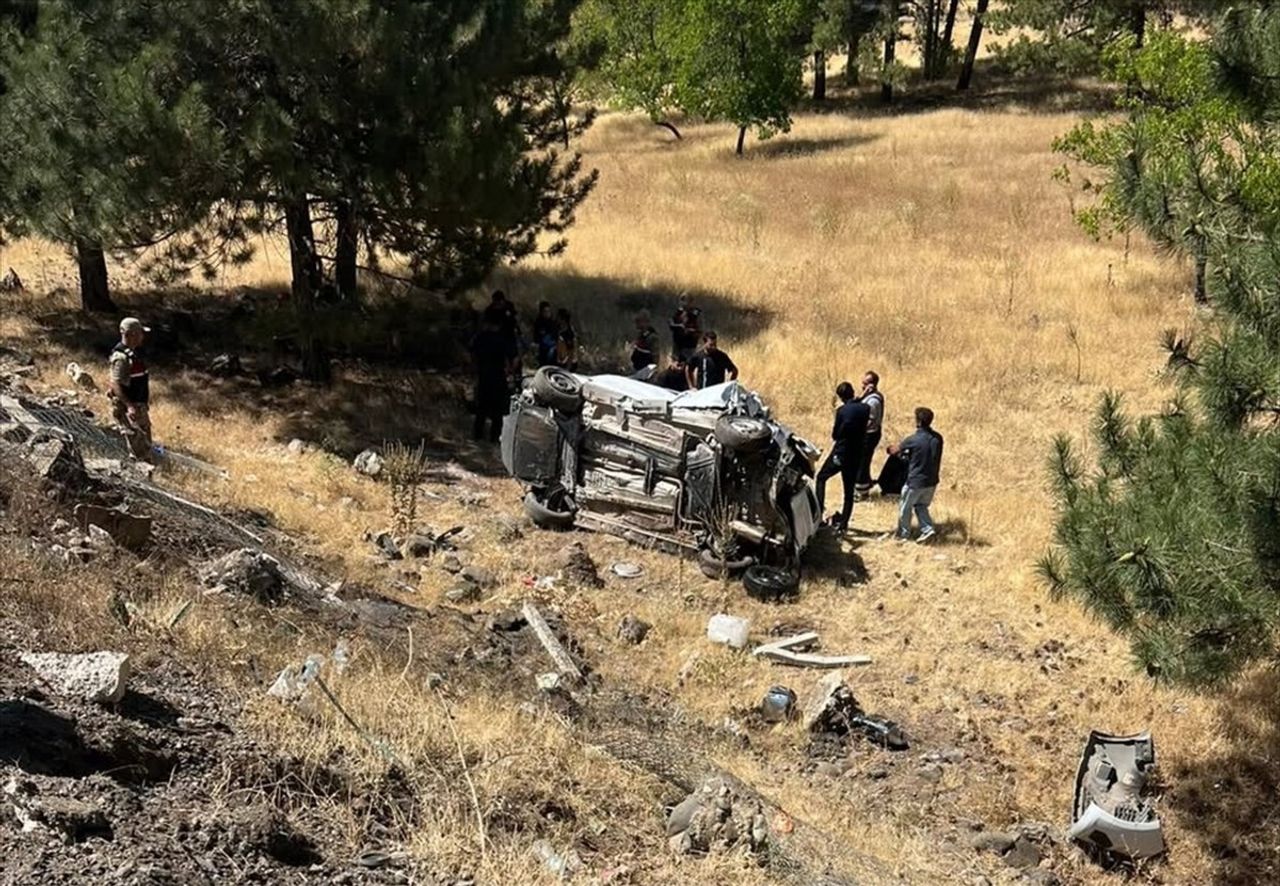 Elazığ'ın Kovancılar ilçesinde hafif ticari aracın şarampole devrilmesi sonucu 3 kişi...