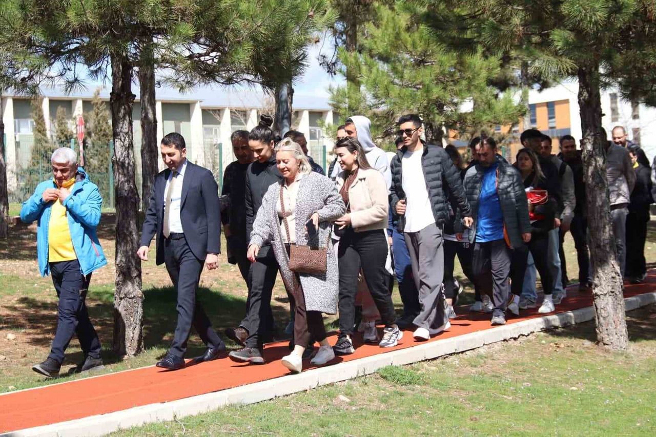 ELAZIĞ’DA DÜNYA SAĞLIKLI YAŞAM GÜNÜ DOLAYISIYLA YÜRÜYÜŞ GERÇEKLEŞTİRİLDİ