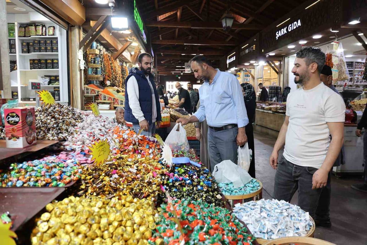 ELAZIĞ’DA KURBAN BAYRAMI ARİFESİNDE TARİHİ KAPALI ÇARŞI’DA ALIŞVERİŞ YOĞUNLUĞU...