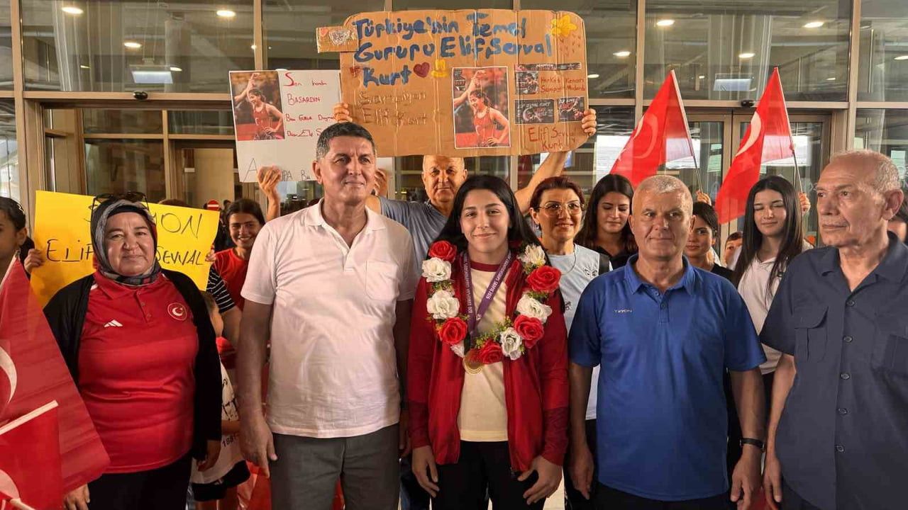 ELİF ŞEVVAL KURT, MEMLEKETİ ADANA’DA COŞKULU BİR KALABALIK TARAFINDAN DAVUL ZURNA VE TÜRK...