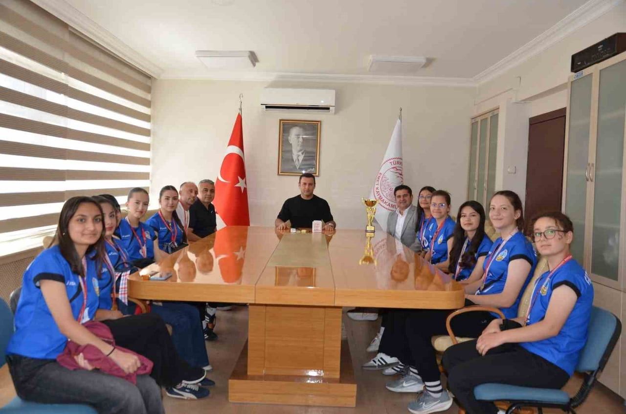 EMET KAYMAKAMI BAŞKAPAN, İL BİRİNCİSİ KIZ VOLEYBOL TAKIMINI KABUL ETTİ