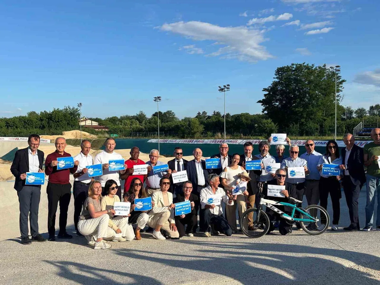 EMİN MÜFTÜOĞLU, DÜNYA BİSİKLET GÜNÜ'NÜ UCI BAŞKANI VE YÖNETİM KURULU ÜYELERİYLE BİRLİKTE...