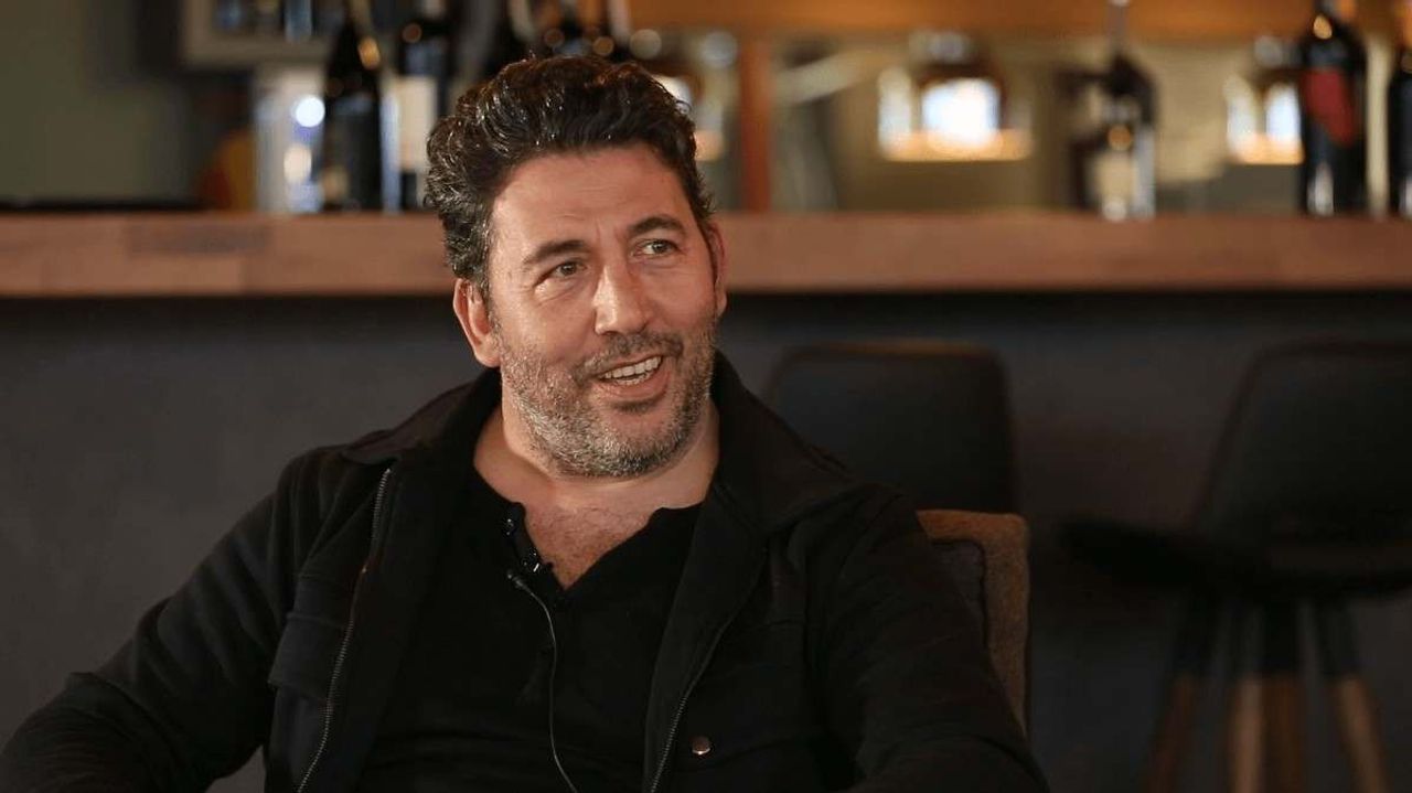 Emre Kınay kimdir