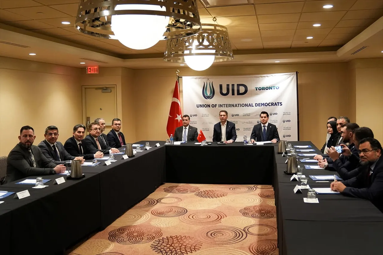 Enerji ve Tabii Kaynaklar Bakanı Alparslan Bayraktar, Kanada'nın Toronto kentinde aralarında...