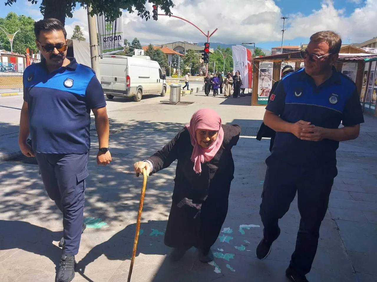 ERZİNCAN BELEDİYESİ ZABITA MÜDÜRLÜĞÜ PERSONELLERİ, ŞEHİR MERKEZİNDE ALIŞVERİŞ TORBASINI KAYBEDEN...